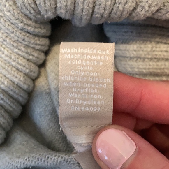Banana republic size medium gray sweater. I get so many compliments when wearing - Picture 6 of 6